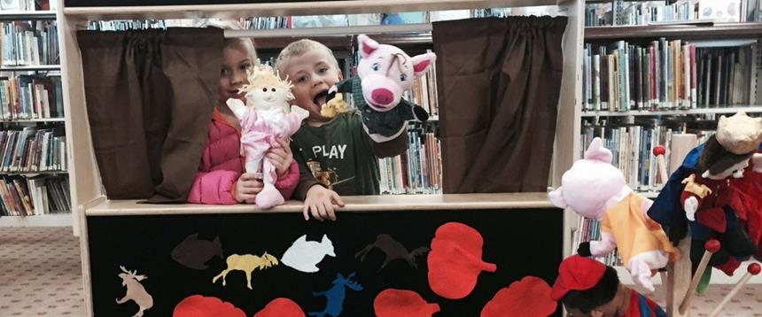 Photo of children playing with Loussac puppet theater